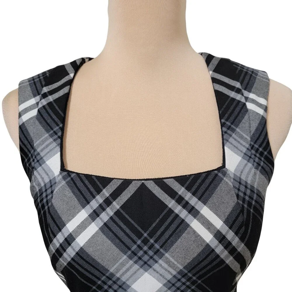 White House Black Market Size 0 Black & White Plaid Sleeveless Top / Vest